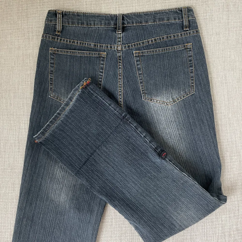 Super snygga lågmidjade jeans med lite bootcut. Jag är 1,65 cm lång, midjemåttet är 76 cm runt hela midjan och innerbenslängden är 77 cm. . Jeans & Byxor.