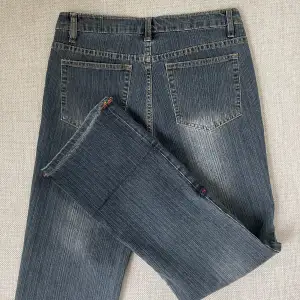 Super snygga lågmidjade jeans med lite bootcut. Jag är 1,65 cm lång, midjemåttet är 76 cm runt hela midjan och innerbenslängden är 77 cm. 