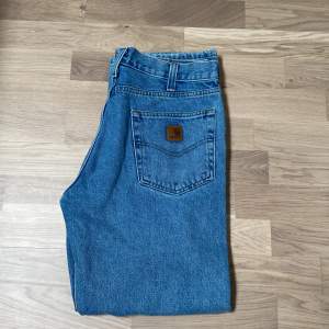 34x30 relaxed fit vintage carhartt jeans, aldrig använda av mig pga för små, super bra skick  Midja: 42.5 cm Längd 103 cm Benöppning: 23 cm