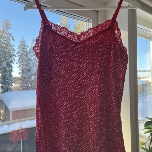 Prickigt linne❤️ - Fint prickigt linne från märket flash. Storlek L på lappen med passar perfekt på mig som vanligtvis har S/M. Inga skador eller fläckar, skriv vid frågor eller fler bilder❤️❤️