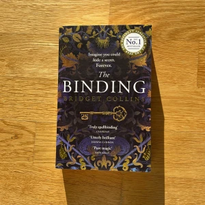 Bok - The binding- Bridget Collins i pocketformat på engelska. Skriv om du har några frågor eller vill ha mer bilder <3