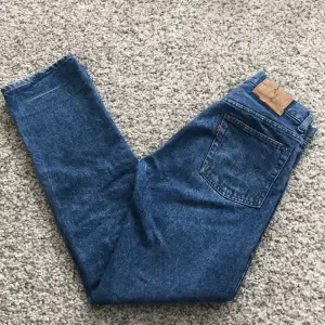 Säljer dessa vintage Levis jeansen då de ej kommer till användning och är lite långa på mig. Lägg gärna prisförslag  Passar den med storlek 36 som är ca 166-170💕