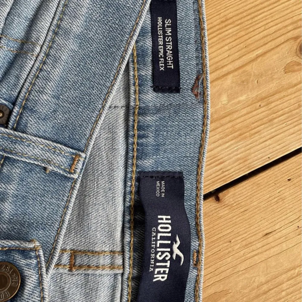 Sparsamt använda Hollister jeans. 100 kr för ett par eller 300 kr för. Storlek 28, 34 på alla.. Jeans & Byxor.