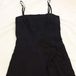 En svart klänning iffån nakd med knyte i midjan. Aldrig använd