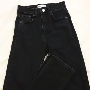 Svarta jeans från zara med en slits vid benslutet och hög midja.