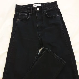 Zara jeans  - Svarta jeans från zara med en slits vid benslutet och hög midja.