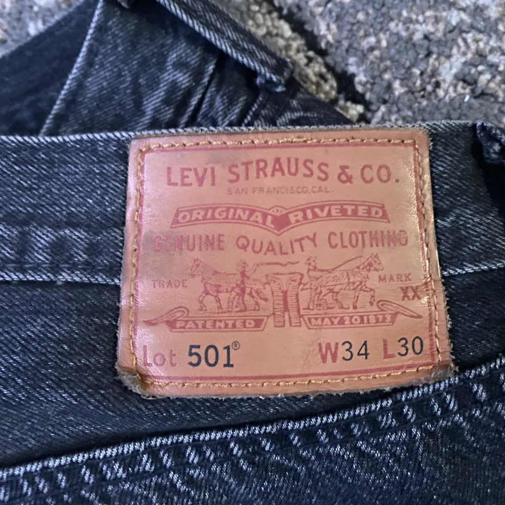 Säljer dessa Levi’s 501 som sitter baggy då dom har stor storlek. Cond 8/10, det är bara lite på lappen som är slitet!. Jeans & Byxor.