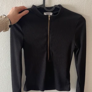 Zip Up tröja  - Zip up från Monica Geuze kollektionen från NA-KD.