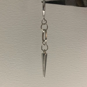 Örhängen  - Så snyggt örhänge. Köp för 139kr/st eller ett par för 269kr. Kan göra i guld också. Modell 041.