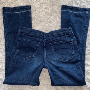 Lågmidjade jeans - Säljer dessa jeans eftersom jag behöver rensa och de kom inte mycke till använding. Jag är 1,65 och brukar bära S-M på jeans, skulle säga att de är mer mid rise men eftersom de är lite lösare i midjan kan man ha de som low rise, använd köp nu💗