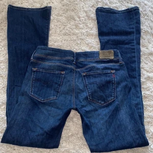 Jeans lågmidjade  - Säljer dessa low waist jeans från replay eftersom de aldrig kommer till använding. Passar mig bra i längden som är 1,65 och jag brukar bära S-M på jeans, använd köp nu💗