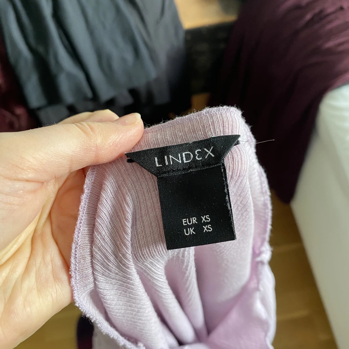 Syrenlila topp med volang - 91