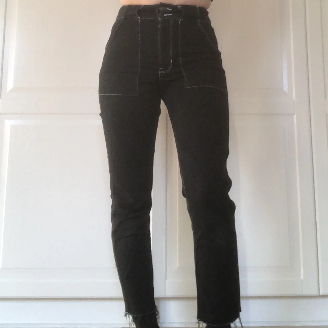 Svarta byxor med vita sömmar