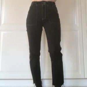 Svarta byxor med vita sömmar - Snygga svarta byxor med vita sömmar köpta i New York. Fint sick, från Hollister med slitningar längst ner. Jätte bekväma🌟