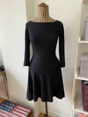 Perfekt vardagsklänning från French Connection - Den perfekta vardagsklänningen från French Connection! Möjligen något blekt i tyget men i övrigt i jättefint skick.