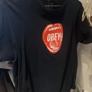 Obey tshirt  - Stl L men tycker den är lite liten i storlek. 