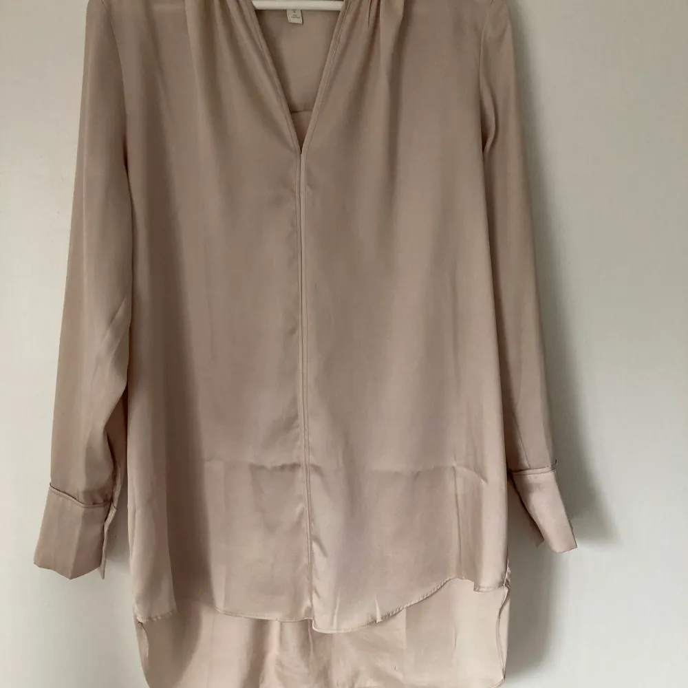 Beige blus stel m från H&M. Använd 2 ggr. Blusar.