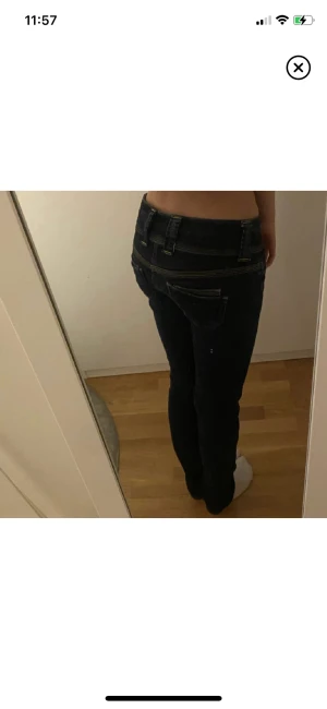 Lågmidjade jeans❤️ - Säljer dessa lowrise jeans från about You i storlek 25/34. nya kostar dem 799kr dem är använda lite men inga defekter så väldigt bra skick 350kr+frakt eller budgivningen om flera är intresserade❤️kan mötas upp vid Odenplan❤️