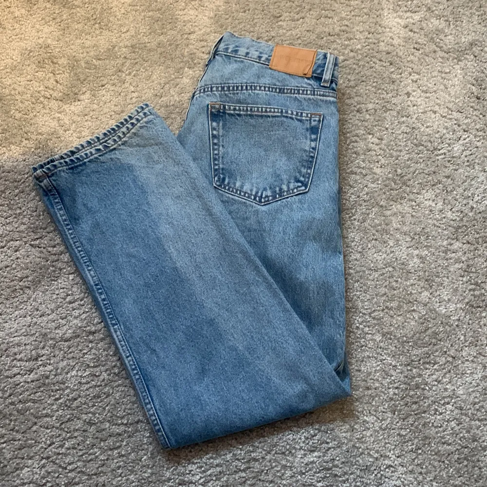 Ett par superfina Weekday jeans modell space i snygg somrig blå denim.  Ser nya ut.. Jeans & Byxor.