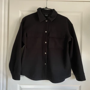 Kavaj jacka  - Säljer nu min superfina kavaj/vår jacka från Gina tricot 💓använd men i väldigt bra skick!🙌🏻 