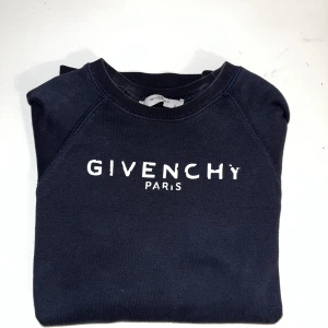 Civenchy - Fint skick. Vet ej om den är äkta men hon som sålde sa att den va de.