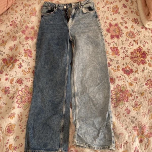 Jeans  - Jeans, ena benet är ljusblått, det andra mörkare blått. Storlek 168.