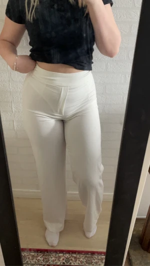 Vita kostymbyxor  - Säljer dessa extremt fina kostymbyxor då jag aldrig använt dom, priset går att ändra vid snabb affär 