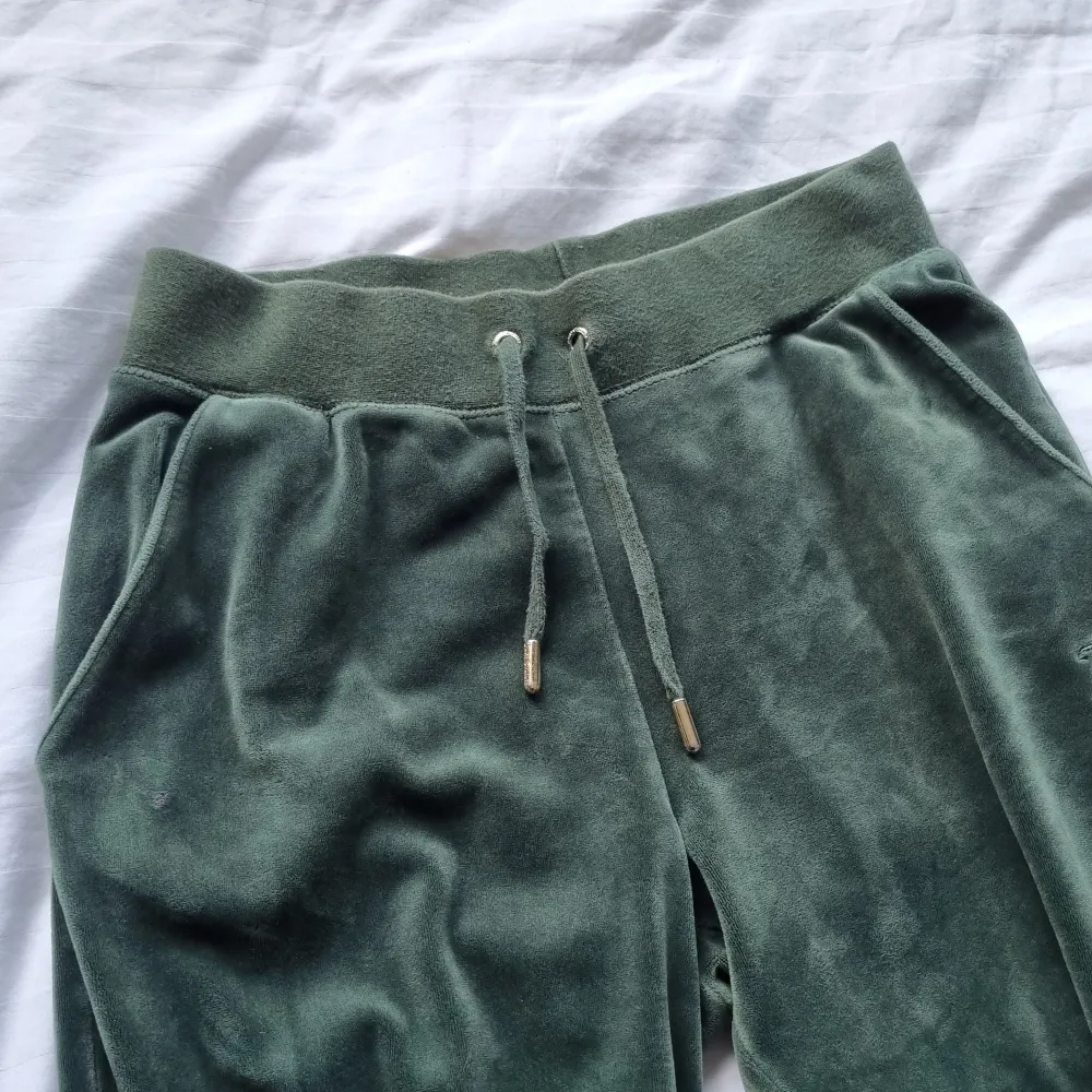 Gröna juicybyxor från deras sportkollektion. Så inga fickor på baksidan. En liten fläck på framsidan (syns på första bild) men inget som stör. Köparen står för frakt.. Jeans & Byxor.