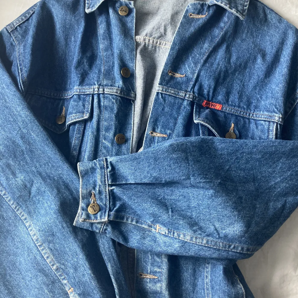 Jeansjacka köpt i vintagebutik för ca 6 månader sen, inte kommit till användning dock🥲sitter oversized på mig som brukar ha xs/s i kläder. Jackor.