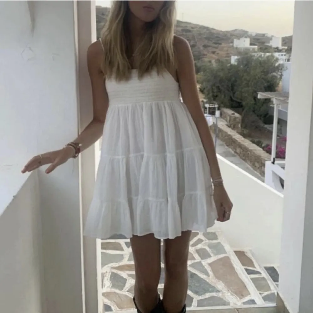 säljer min vita klänningen från zara🤍 eventuellt bytas mot xs om någon är villig 🫶🏼. Klänningar.