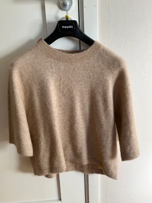 Stickad t shirt från & other stories strl. S - Jättefin stickad beige t shirt från & other stories i nyskick. Använd 2 gånger så därav skicket. Väldigt skön och snygg. Nypris: 590 och jag säljer för 349