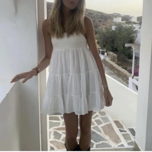 Söker Zara klänning - Jag söker dessa 2 Zara klänningar i storlek Xs. Kontakta mig im ni säljer de💋❤️❤️