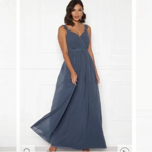 Balklänning - Blå klänning från bubbleroom, nypris 1199kr <3 I Nyskick med lappen kvar då den aldrig kom till användning!! 