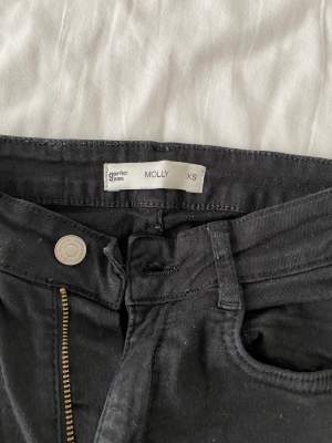 gina tricot svarta jeans med slits, storlek XS
