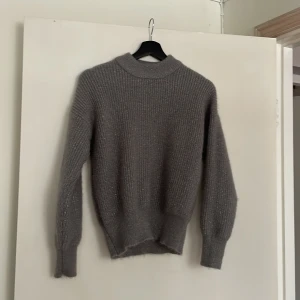 Gråglittrig tröja - Grå glittrig tröja från ullared i bra skick 