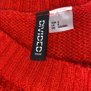 Jättefin röd stickad tröja från h&m i strl S men passar alla från XS, S och M Inte alls sticksig, passar perfekt till julen, har använt fåtal gånger, brukar bara ha den under julen❤️ Skriv via funderingar eller frågor🤭