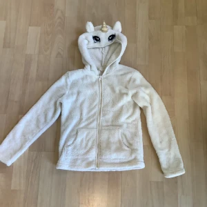 Kofta  - Det är en fin enhörnings kofta från H&M och är i storlekarna 146-152.