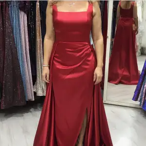 Denna vackra klänning säljs. I storlek 36