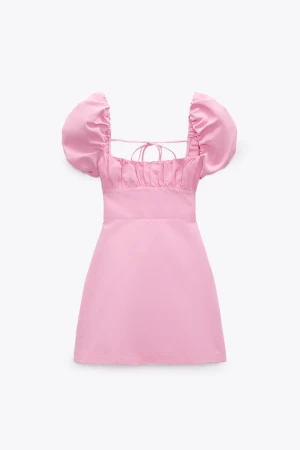 Rosa klänning  - Säljer denna rosa klänning från ZARA då jag hade tänkt ha den på skolavslutningen men hade inte det. Sen dess har den bara hängt i min garderob så den är helt oanvänd. Köppte för 370kr. Köparen står för frakt💗