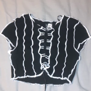 svart och vit crop top h&m med snörning - Jättesöt top som är för liten för mig då jag har M i storlek och denna är XS. Köpt här på plick men originellt från h&m :)) Använd kanske 3-4 ggr bara.