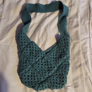 Virkad väska! - granny square virkad väska! den är lite dyr för att jag har gjort den själv och ser det som ett hantverk. det är bara att säga till om du vill ha foder eller en ficka! priset kan ju också diskiteras