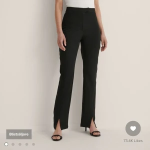 Kostymbyxor  - Fina kostymbyxor från NA-KD! Använda men är fortfarande i bra skick🥰jätte snygg slits längst ner på benet som blir väldigt fint tillsammans med skor!!