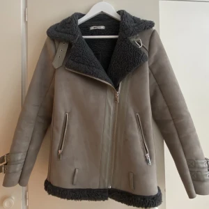 Pilotjacka - Skärp till jackan medföljer Färgen är grå/brun