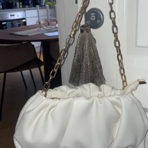 Vit väska  - Fin vit liten väska, perfekt till en fin sommarkväll eller med en fin outfit samt till en bal, säljer pågrund av att den aldrig använts💕