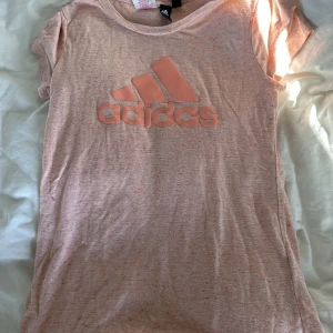 Träningdtröja - Fin tröja från adidas. Barnstorlek L men passar mig som är en xs. 