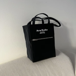 Acne studios papery nylon bag - Nyinköpt acne väska. Köpt i januari. Möts gärna upp i Göteborg!! Skriv innan ni köper den så den finns kvar🖤🖤
