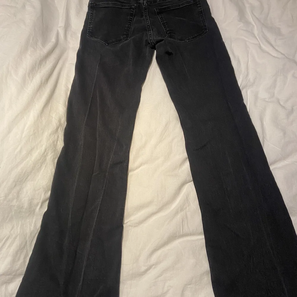 H&M’s trendiga low waist bootcut jeans!. Jeans & Byxor.