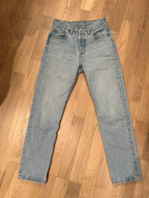 Ljusa Levis jeans, modell 501. Storlek W24 L 28