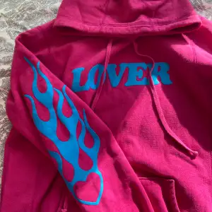 Säljer en jätte cool och fin hoodie från Bianca Chandôn!!😊säljer den för typ den inte kommer till så mycket användning länge!💘💘inköp på nitygeitty för nån tusenlapp!🤗