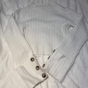 Stickad tröja från NA-KD med längre ärmar med knappar på